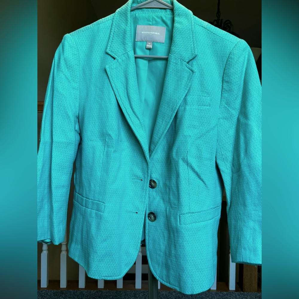 Beautiful green women suit jacket!